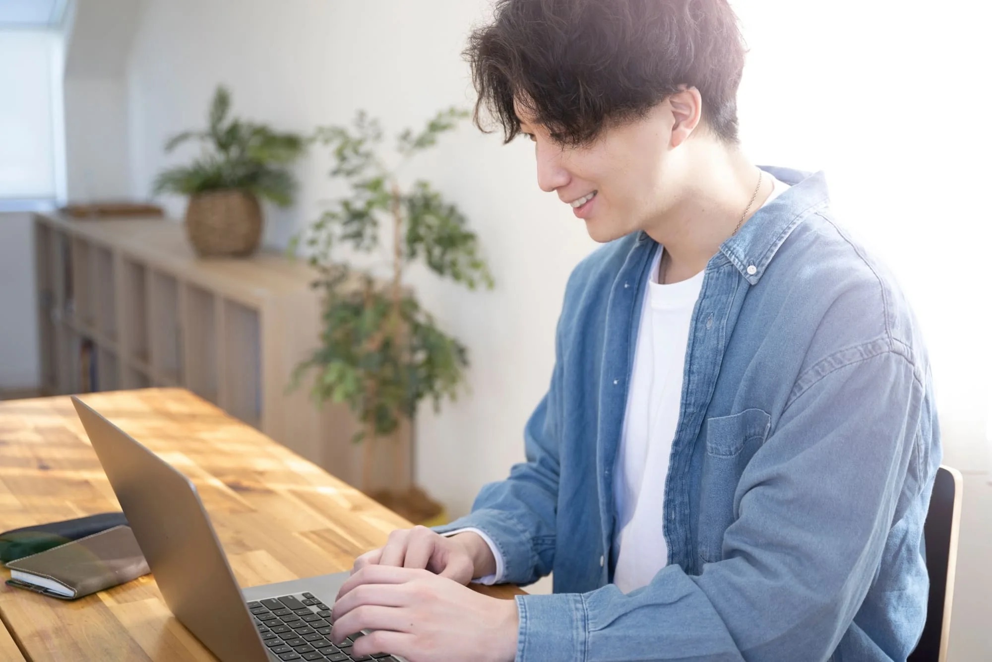 働くことへの不安を抱える人のイメージ