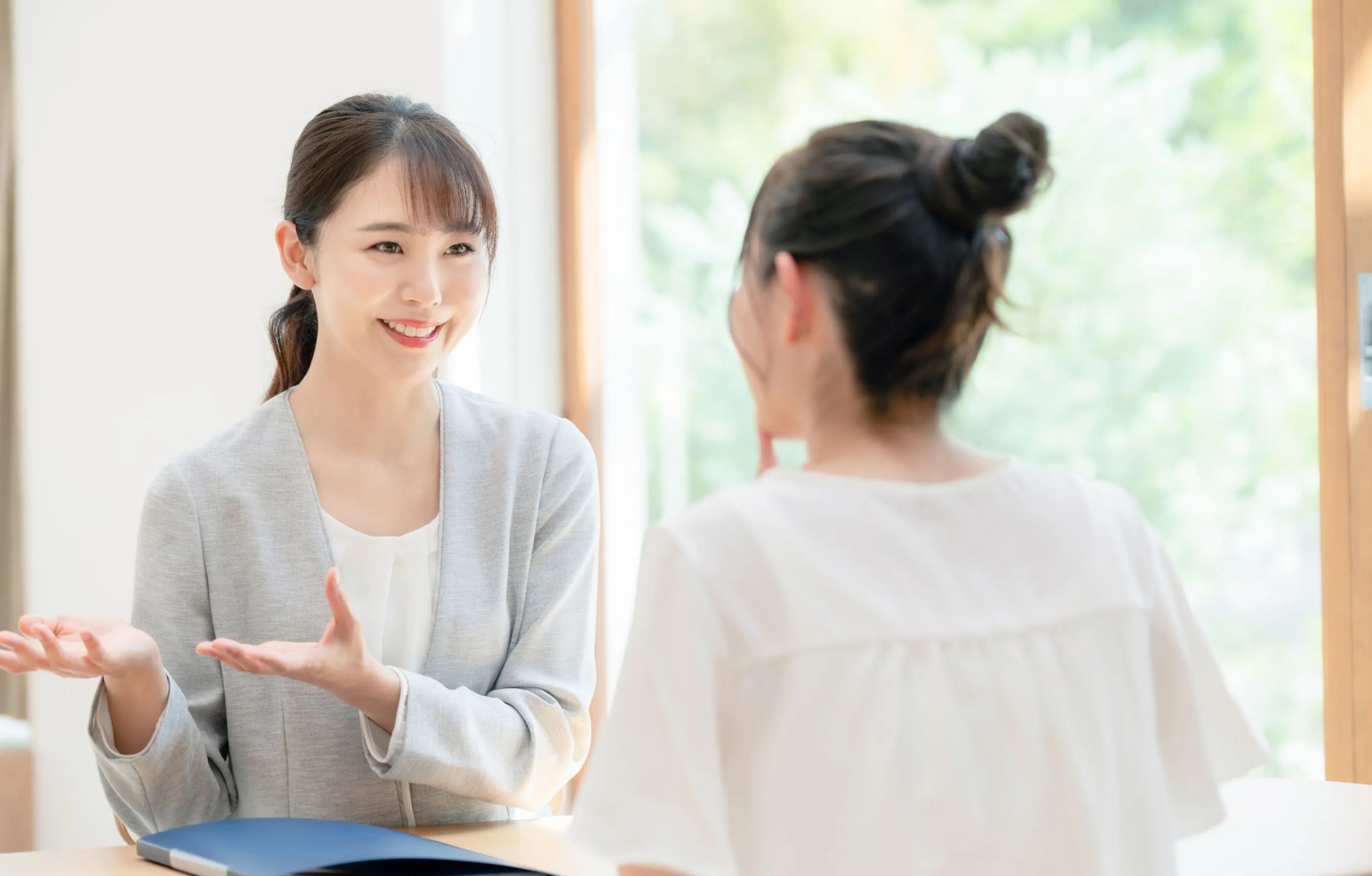 職員と話す卒業生