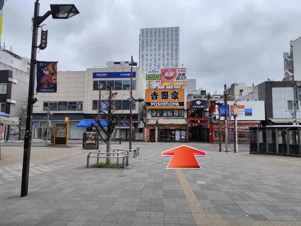 東口を出て正面の信号を渡ります（吉野家が目印）