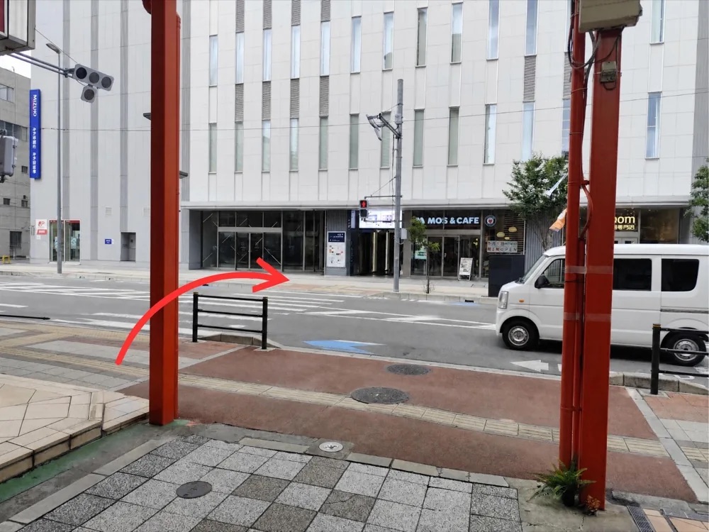 すずらん通り（アーケード）を抜けて大通りを渡ります