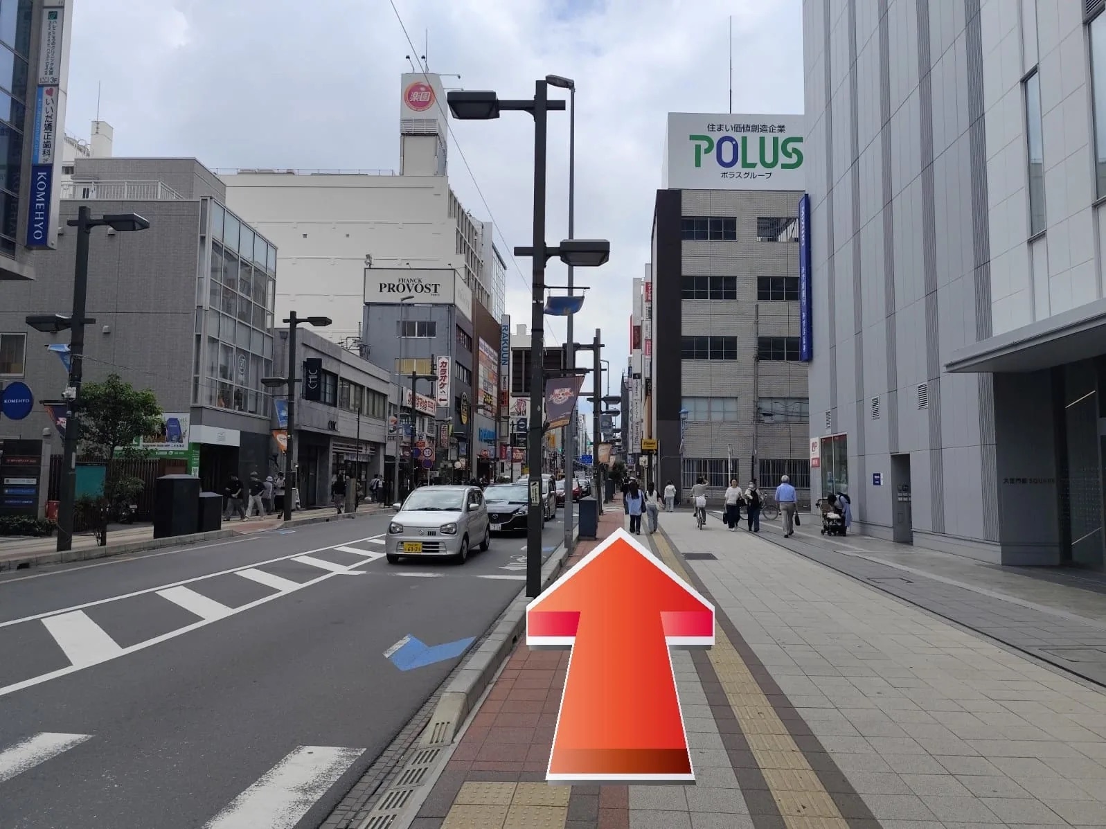 大通りを渡ったら左折して、350mほどまっすぐ進みます