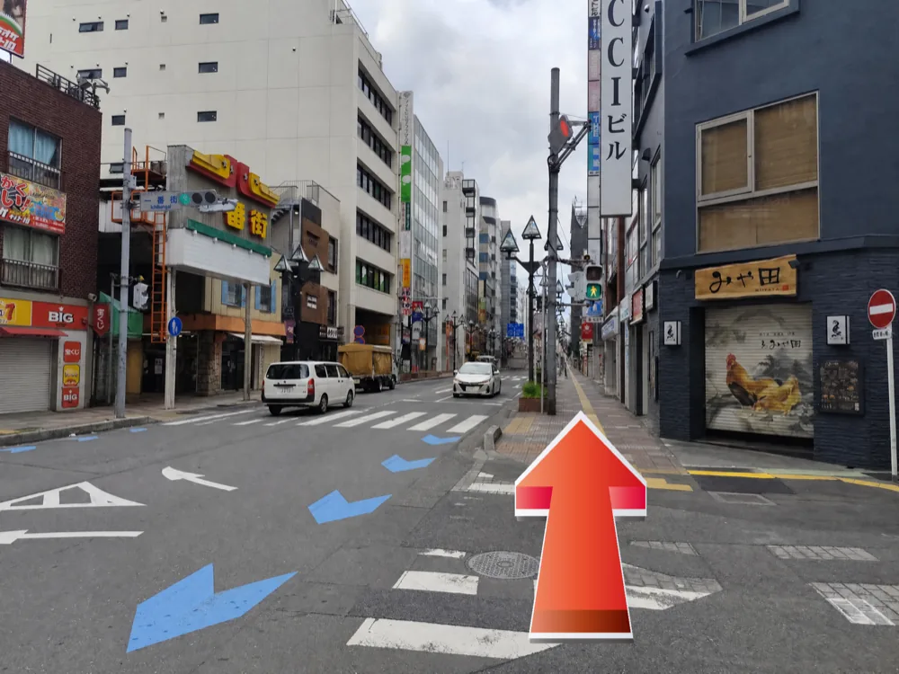 一番街の交差点も越えてまっすぐ進みます